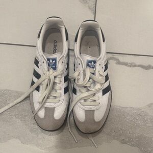 Adidas Samba White and Black Striped Sneakers Unisex in Excellent condition!